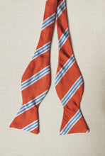 Charger l'image dans la galerie, Brooks Brothers noeud papillon club orange en soie Made in USA