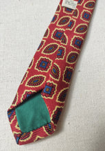 Charger l'image dans la galerie, Inès de la Fressange X Drake's cravate rouge en soie à motif géométrique Made in England