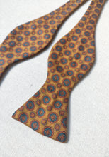 Charger l'image dans la galerie, Brooks Brothers noeud papillon jaune moutarde en soie Made in USA