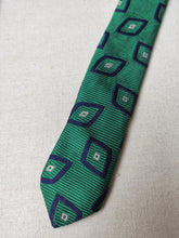 Charger l'image dans la galerie, Turnbull & Asser cravate verte en soie à motif géométrique Made in England