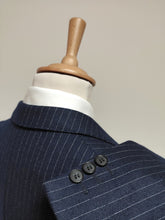 Charger l'image dans la galerie, Costume vintage bleu marine à rayures trois pièces en laine vierge S/46