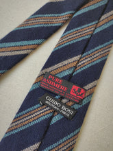 Charger l'image dans la galerie, Harrison's cravate club marine en pur cachemire Made in Scotland