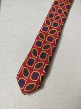 Charger l'image dans la galerie, Inès de la Fressange X Drake's cravate rouge en soie à motif géométrique Made in England