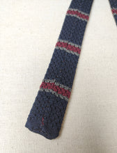 Charger l'image dans la galerie, Cravate vintage rayée en tricot de soie Made in Italy