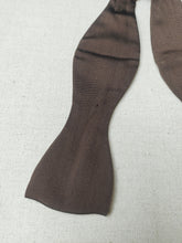 Charger l'image dans la galerie, Hilditch & Key noeud papilllon marron vintage en soie