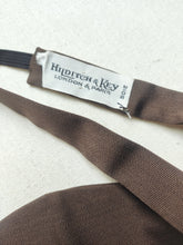 Charger l'image dans la galerie, Hilditch & Key noeud papilllon marron vintage en soie