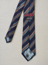 Charger l'image dans la galerie, Harrison's cravate club marine en pur cachemire Made in Scotland