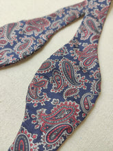 Charger l'image dans la galerie, Burberrys noeud papillon paisley vintage en soie Made in England