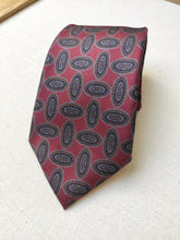 Charger l'image dans la galerie, Nowell's cravate bordeaux en soie à motif médaillons Made in USA