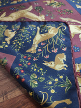 Charger l'image dans la galerie, Pochette de costume vintage en soie à motif fantaisie Made in England