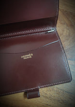 Lade das Bild in den Galerie-Viewer, Hermès Paris couverture de carnet d'adresses vintage en cuir bordeaux
