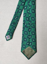 Charger l'image dans la galerie, Turnbull & Asser cravate verte en soie à motif géométrique Made in England