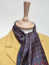 Charger l&#39;image dans la galerie, Foulard vintage double face marine à motif floral en laine et soie Made in Italy
