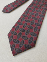 Charger l'image dans la galerie, Nowell's cravate bordeaux en soie à motif médaillons Made in USA