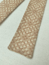 Carica l'immagine nel visualizzatore di Gallery, Cravatta vintage Drumohr con motivo a rombi e estremità squadrate, 100% cashmere, prodotta in Scozia