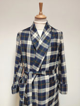 Charger l'image dans la galerie, Marcel Reinhold Paris robe de chambre tartan vintage à col châle en laine Made in France