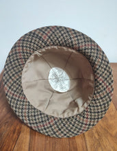 Charger l'image dans la galerie, Scott & Co Hatters X Old England chapeau ghillie pied de poule 100% laine 57