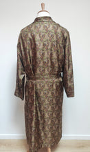 Charger l'image dans la galerie, Robe de chambre paisley vintage à col châle en pure soie Made in Italy