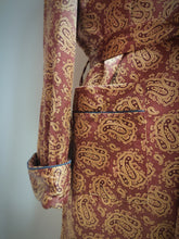 Charger l'image dans la galerie, Robe de chambre paisley vintage à col châle en satin de coton Made in France
