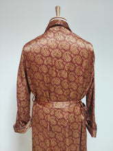 Charger l'image dans la galerie, Robe de chambre paisley vintage à col châle en satin de coton Made in France