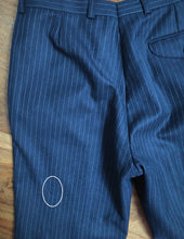 Charger l'image dans la galerie, Costume vintage bleu marine à rayures trois pièces en laine vierge S/46