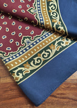 Lade das Bild in den Galerie-Viewer, Breuer foulard carré vintage 100% soie à motif floral Made in France