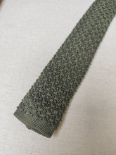 Carica l'immagine nel visualizzatore di Gallery, Cravatta vintage in maglia di seta color cachi, realizzata in Inghilterra