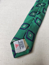 Charger l'image dans la galerie, Turnbull & Asser cravate verte en soie à motif géométrique Made in England