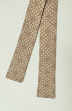 Carica l'immagine nel visualizzatore di Gallery, Cravatta vintage Drumohr con motivo a rombi e estremità squadrate, 100% cashmere, prodotta in Scozia