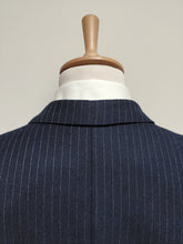 Charger l'image dans la galerie, Costume vintage bleu marine à rayures trois pièces en laine vierge S/46
