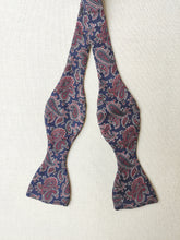 Charger l'image dans la galerie, Burberrys noeud papillon paisley vintage en soie Made in England