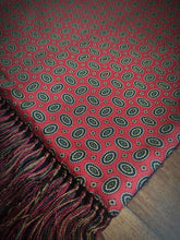 Charger l'image dans la galerie, Vivax by Sambrook Witting écharpe vintage double face à motif médaillons en laine et soie Made in England