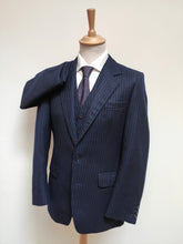 Charger l'image dans la galerie, Costume vintage bleu marine à rayures trois pièces en laine vierge S/46