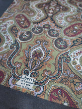 Charger l'image dans la galerie, Liberty of London carré foulard vintage 100% soie à motif floral Made in England