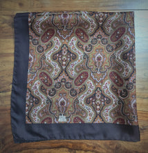 Charger l'image dans la galerie, Liberty of London carré foulard vintage 100% soie à motif floral Made in England