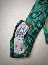 Charger l'image dans la galerie, Turnbull & Asser cravate verte en soie à motif géométrique Made in England