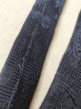 Charger l'image dans la galerie, Cravate paisley marine en grenadine de soie Made in France