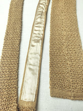 Carica l'immagine nel visualizzatore di Gallery, Cravatta vintage color senape in maglia 100% seta, Made in Italy