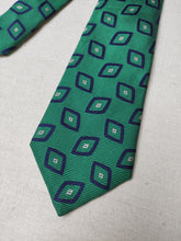 Charger l'image dans la galerie, Turnbull & Asser cravate verte en soie à motif géométrique Made in England
