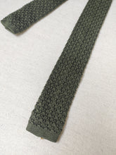 Carica l'immagine nel visualizzatore di Gallery, Cravatta vintage in maglia di seta color cachi, realizzata in Inghilterra