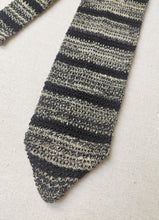 Charger l'image dans la galerie, Cravate vintage noire en maille 100% soie Made in Italy