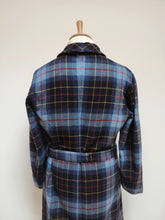 Charger l'image dans la galerie, Milton robe de chambre tartan vintage à col châle en laine 50