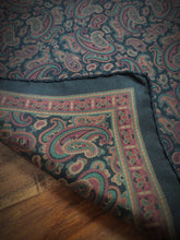 Charger l&#39;image dans la galerie, Pochette vintage noire en soie imprimé paisley
