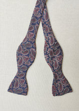 Charger l'image dans la galerie, Burberrys noeud papillon paisley vintage en soie Made in England