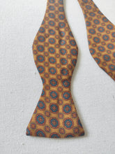 Charger l'image dans la galerie, Brooks Brothers noeud papillon jaune moutarde en soie Made in USA