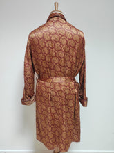 Charger l'image dans la galerie, Robe de chambre paisley vintage à col châle en satin de coton Made in France