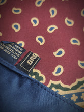 Lade das Bild in den Galerie-Viewer, Breuer foulard carré vintage 100% soie à motif floral Made in France