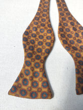 Charger l'image dans la galerie, Brooks Brothers noeud papillon jaune moutarde en soie Made in USA