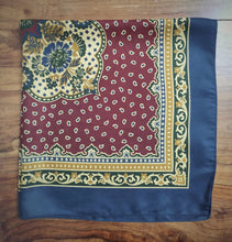 Lade das Bild in den Galerie-Viewer, Breuer foulard carré vintage 100% soie à motif floral Made in France