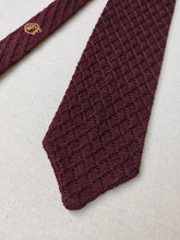 Lade das Bild in den Galerie-Viewer, Gianfranco Ferre cravate vintage bordeaux en maille 100% soie Made in Italy